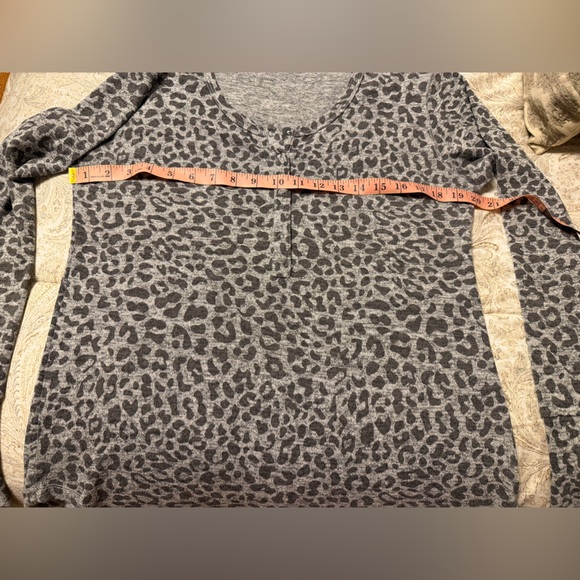 Sweet Romeo Womens Long Sleeve Thumbhole Top, XL, Like New, Snap Button Closure - Picture 14 of 14